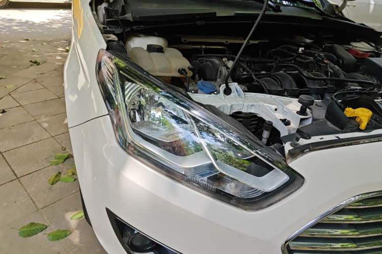 Used Ford Escort 2015 1.5L Automatic Fashion Model Right Front Headlight