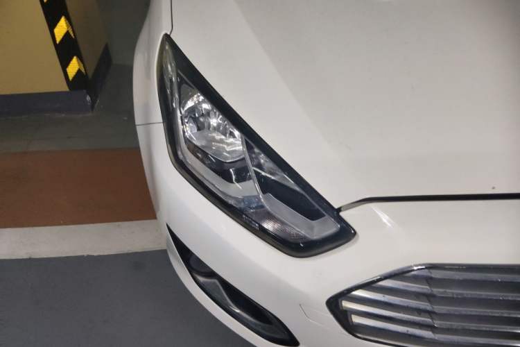 Used Ford Escort 2015 1.5L Automatic Fashion Model Right Front Headlight