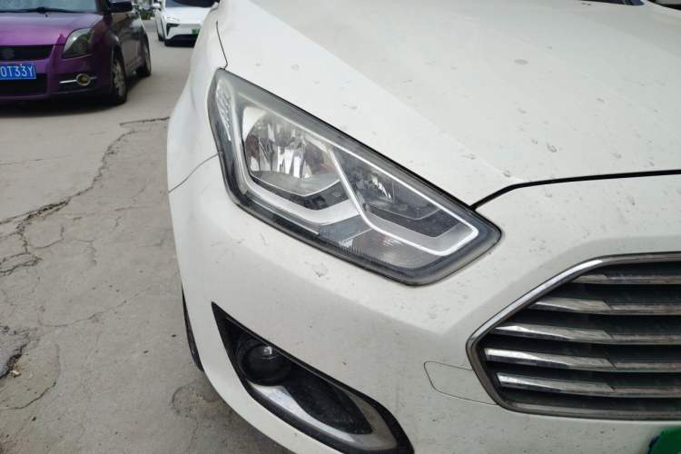 Used Ford Escort 2015 1.5L Automatic Fashion Model Right Front Headlight