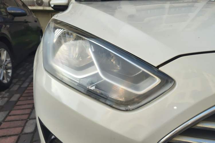 Used Ford Escort 2015 1.5L Automatic Fashion Model Right Front Headlight