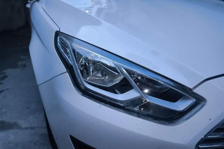 Used Ford Escort 2015 1.5L Automatic Fashion Model Right Front Headlight