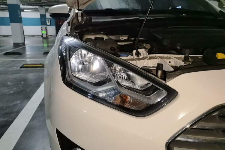 Used Ford Escort 2015 1.5L Automatic Comfort Edition Right Front Headlight