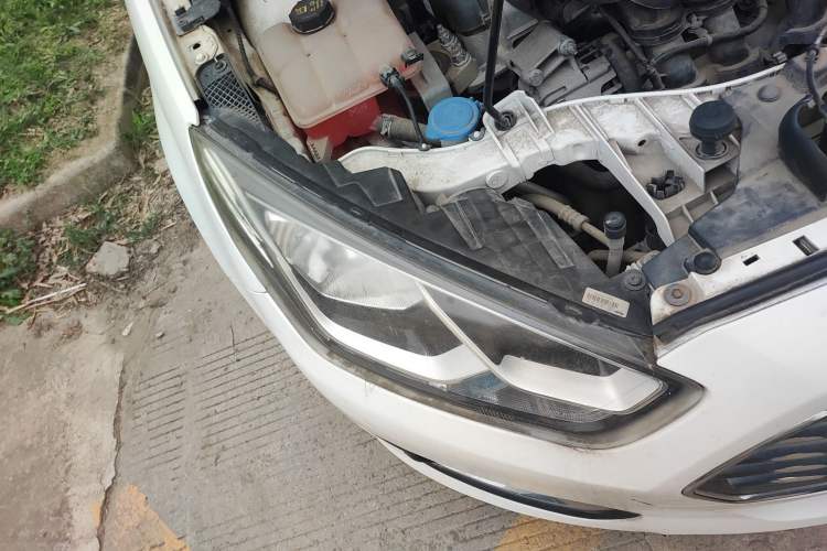 Used Ford Escort 2015 1.5L Automatic Fashion Model Right Front Headlight