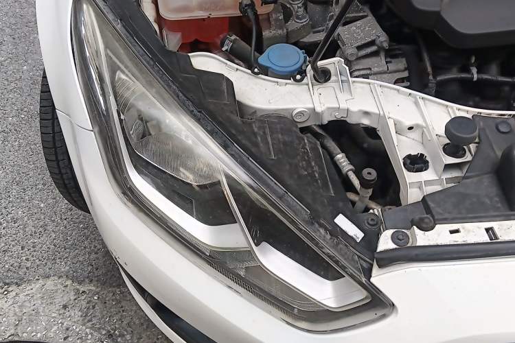 Used Ford Escort 2015 1.5L Automatic Comfort Edition Right Front Headlight