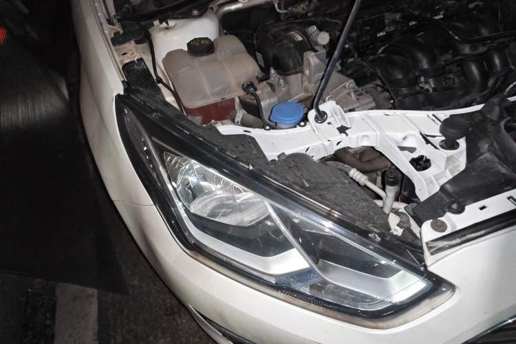 Used Ford Escort 2015 1.5L Manual Fashion Edition Right Front Headlight