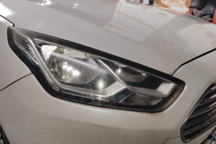 Used Ford Escort 2015 1.5L Automatic Fashion Model Right Front Headlight