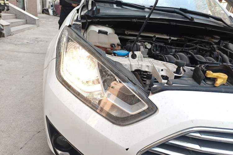 Used Ford Escort 2015 1.5L Automatic Fashion Model Right Front Headlight