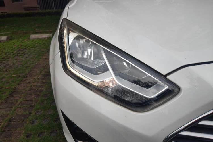 Used Ford Escort 2015 1.5L Automatic Fashion Model Right Front Headlight