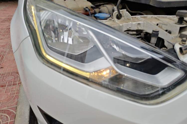Used Ford Escort 2015 1.5L Automatic Fashion Model Right Front Headlight