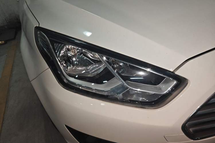 Used Ford Escort 2015 1.5L Automatic Fashion Model Right Front Headlight