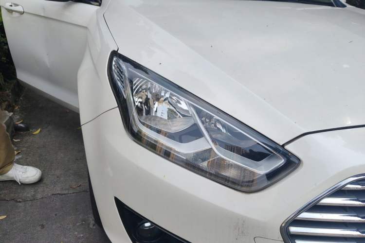 Used Ford Escort 2015 1.5L Automatic Fashion Model Right Front Headlight