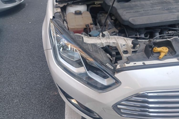 Used Ford Escort 2015 1.5L Automatic Fashion Model Right Front Headlight