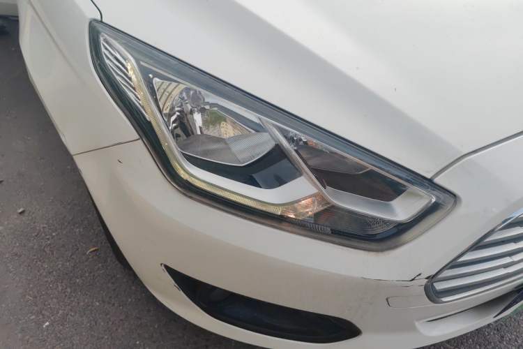 Used Ford Escort 2015 1.5L Automatic Comfort Edition Right Front Headlight