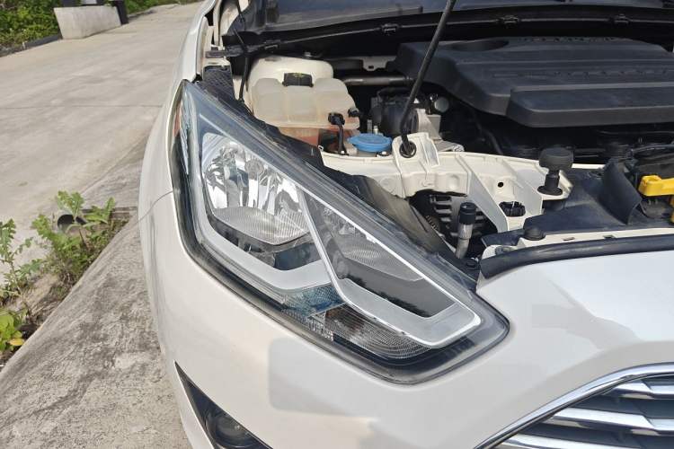 Used Ford Escort 2015 1.5L Automatic Fashion Model Right Front Headlight