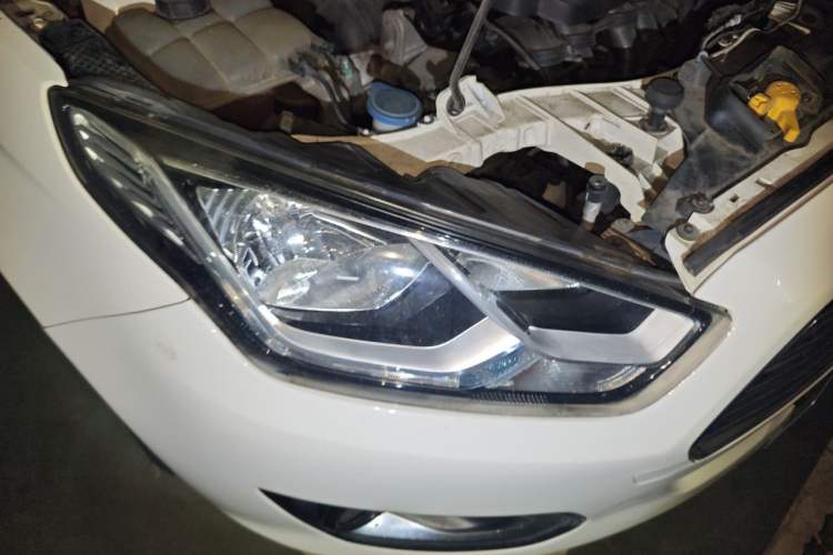 Used Ford Escort 2015 1.5L Automatic Fashion Model Right Front Headlight