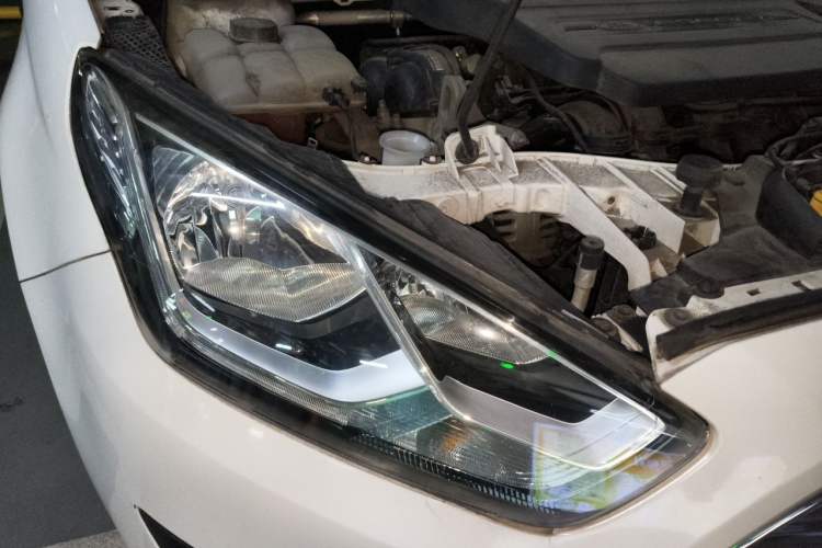 Used Ford Escort 2015 1.5L Automatic Fashion Model Right Front Headlight