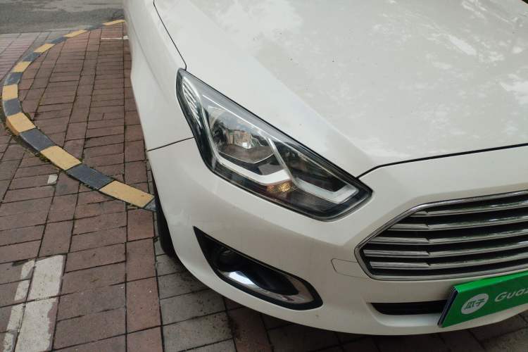 Used Ford Escort 2015 1.5L Automatic Fashion Model Right Front Headlight