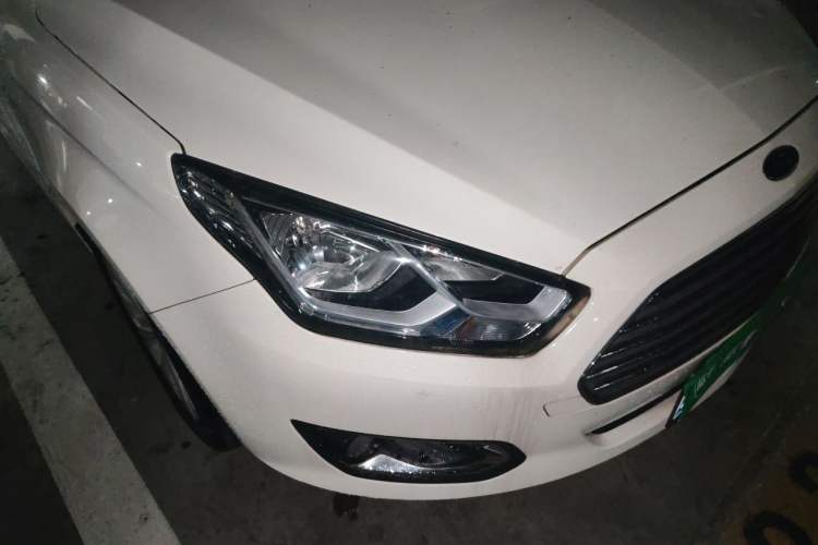 Used Ford Escort 2015 1.5L Automatic Fashion Model Right Front Headlight