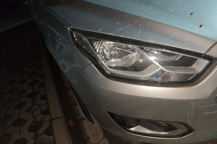 Used Ford Escort 2015 1.5L Automatic Fashion Model Right Front Headlight