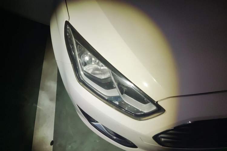 Used Ford Escort 2015 1.5L Automatic Fashion Model Right Front Headlight