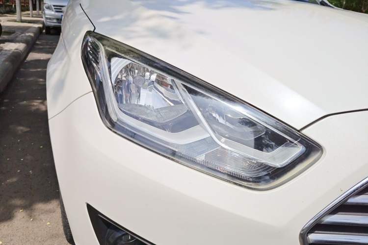 Used Ford Escort 2015 1.5L Automatic Fashion Model Right Front Headlight