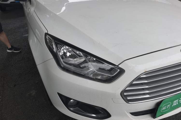 Used Ford Escort 2015 1.5L Automatic Fashion Model Right Front Headlight
