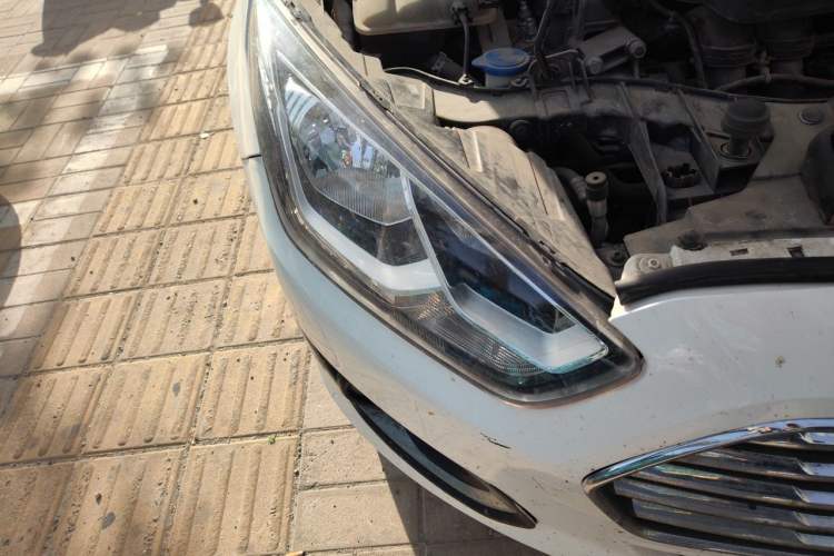 Used Ford Escort 2015 1.5L Automatic Fashion Model Right Front Headlight