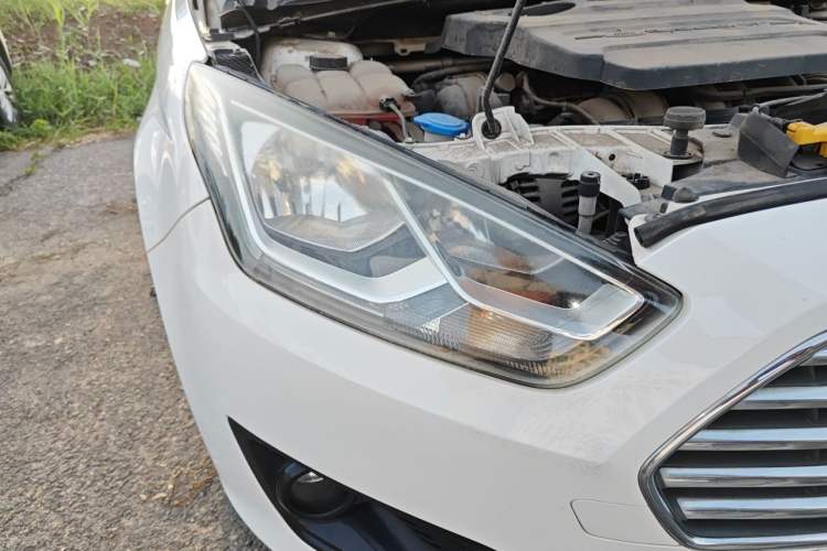 Used Ford Escort 2015 1.5L Manual Comfort Model Right Front Headlight