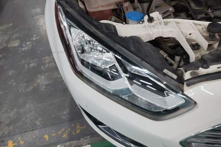 Used Ford Escort 2015 1.5L Automatic Fashion Model Right Front Headlight