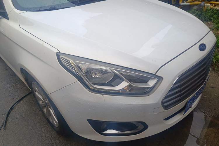 Used Ford Escort 2015 1.5L Manual Fashion Edition Right Front Headlight