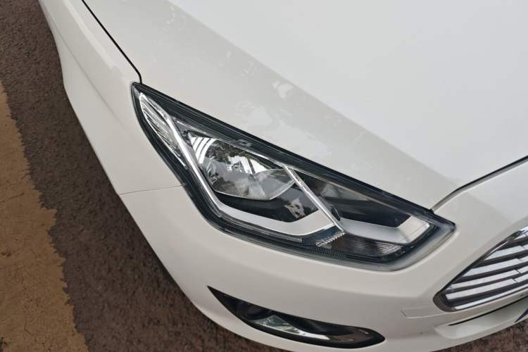 Used Ford Escort 2015 1.5L Automatic Fashion Model Right Front Headlight