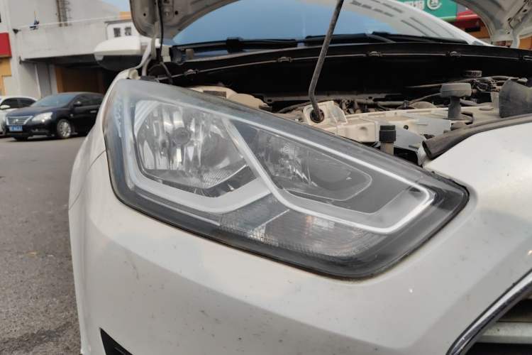 Used Ford Escort 2015 1.5L Manual Fashion Edition Right Front Headlight