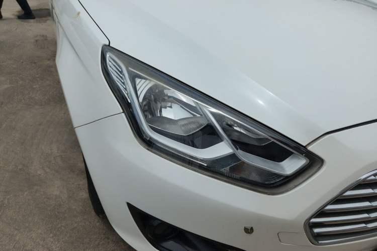 Used Ford Escort 2015 1.5L Automatic Comfort Edition Right Front Headlight