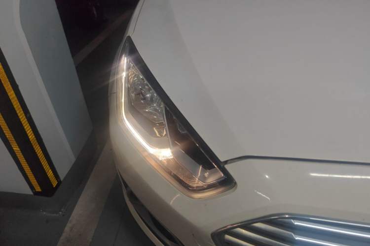 Used Ford Escort 2015 1.5L Automatic Comfort Edition Right Front Headlight