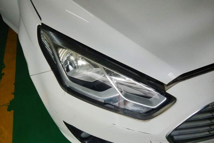 Used Ford Escort 2015 1.5L Automatic Comfort Edition Right Front Headlight