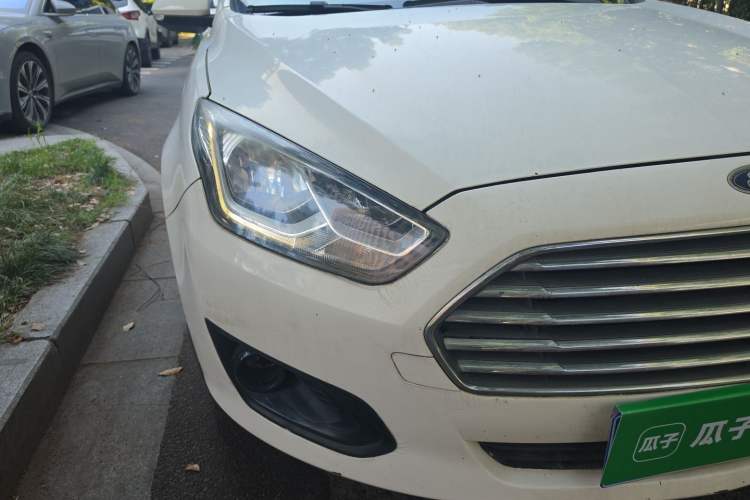 Used Ford Escort 2015 1.5L Manual Comfort Model Right Front Headlight