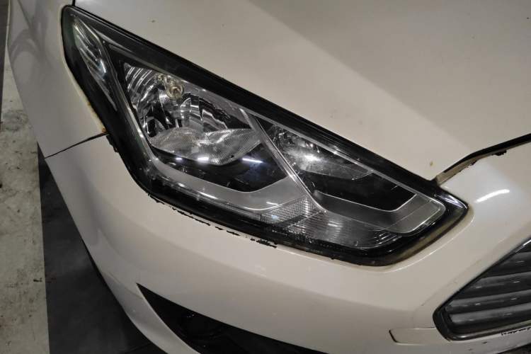 Used Ford Escort 2015 1.5L Automatic Comfort Edition Right Front Headlight