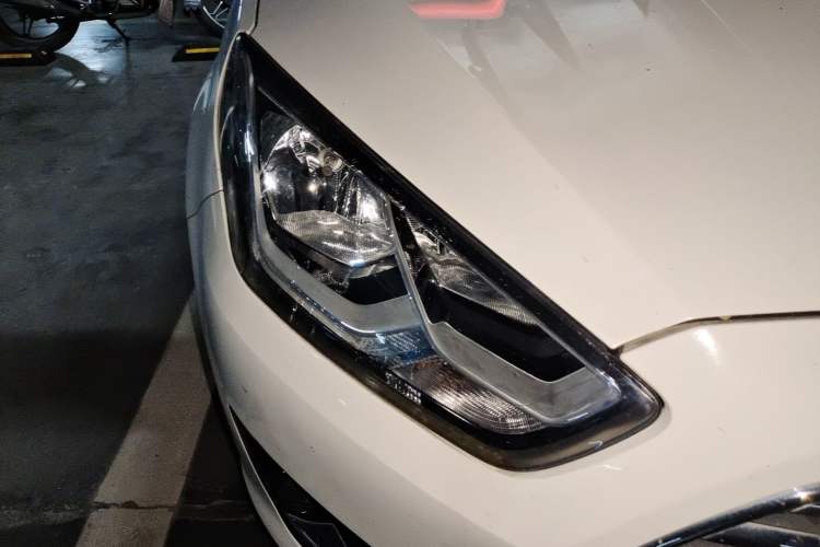 Used Ford Escort 2015 1.5L Automatic Fashion Model Right Front Headlight
