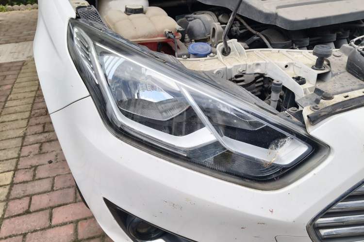 Used Ford Escort 2015 1.5L Automatic Fashion Model Right Front Headlight