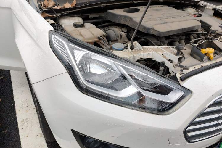 Used Ford Escort 2015 1.5L Manual Fashion Edition Right Front Headlight