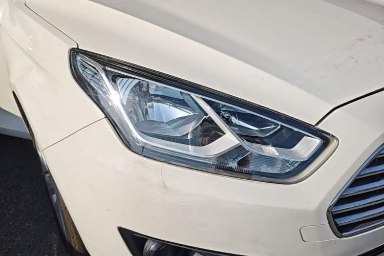 Used Ford Escort 2015 1.5L Automatic Fashion Model Right Front Headlight