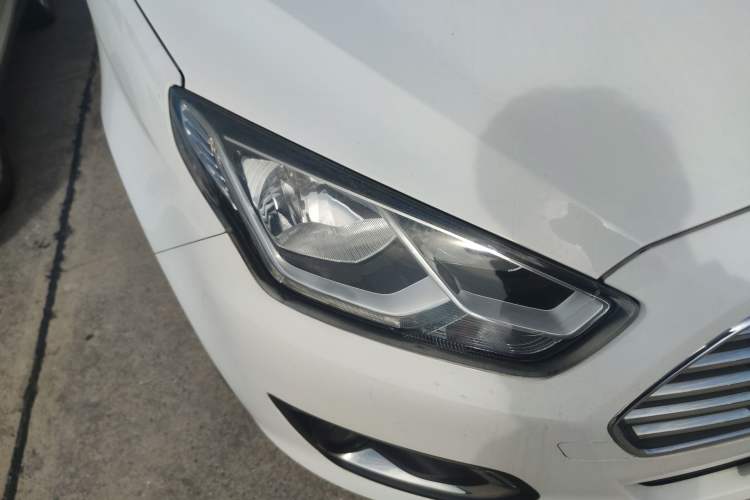 Used Ford Escort 2015 1.5L Automatic Fashion Model Right Front Headlight