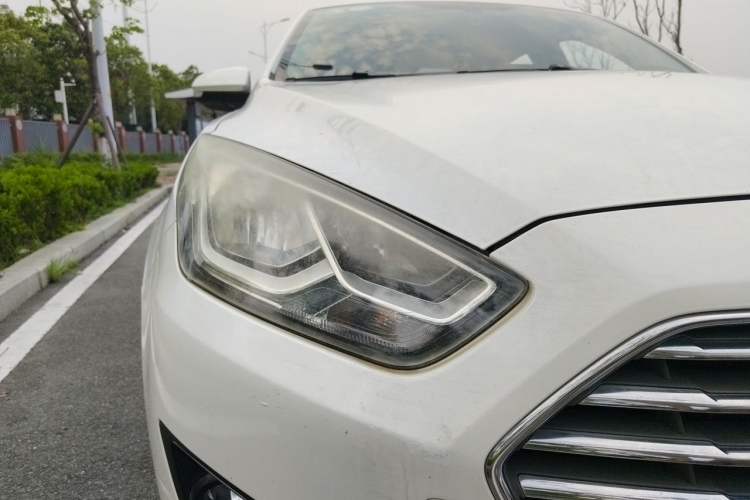 Used Ford Escort 2015 1.5L Automatic Fashion Model Right Front Headlight