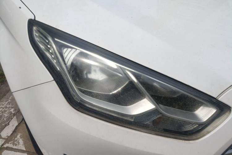 Used Ford Escort 2015 1.5L Automatic Fashion Model Right Front Headlight