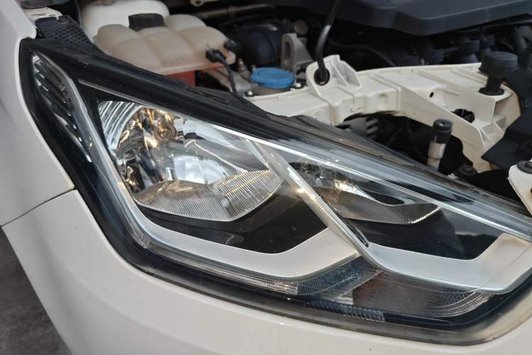 Used Ford Escort 2015 1.5L Automatic Comfort Edition Right Front Headlight