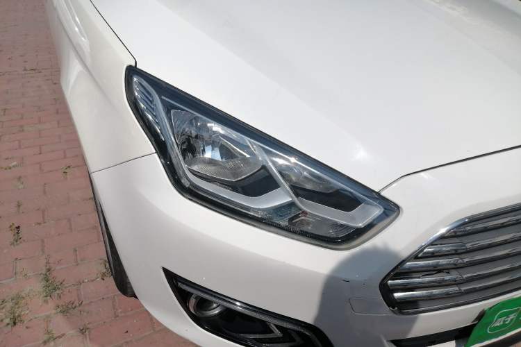 Used Ford Escort 2015 1.5L Manual Fashion Edition Right Front Headlight