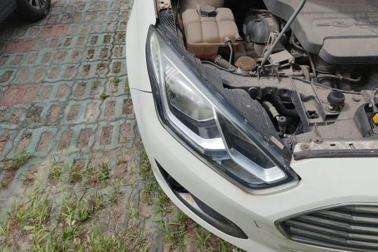 Used Ford Escort 2015 1.5L Automatic Fashion Model Right Front Headlight