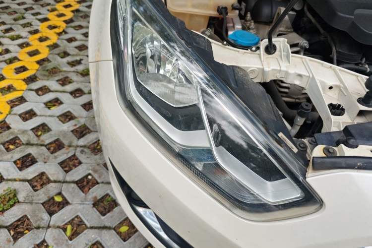 Used Ford Escort 2015 1.5L Automatic Fashion Model Right Front Headlight
