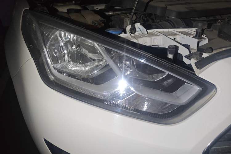 Used Ford Escort 2015 1.5L Automatic Fashion Model Right Front Headlight