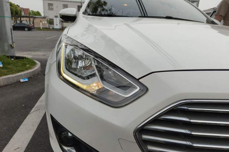 Used Ford Escort 2015 1.5L Automatic Fashion Model Right Front Headlight